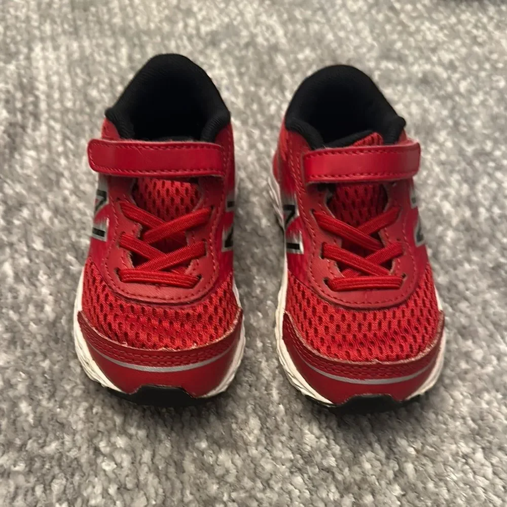 New Balance boys Red Velcro close tennis shoe size 6